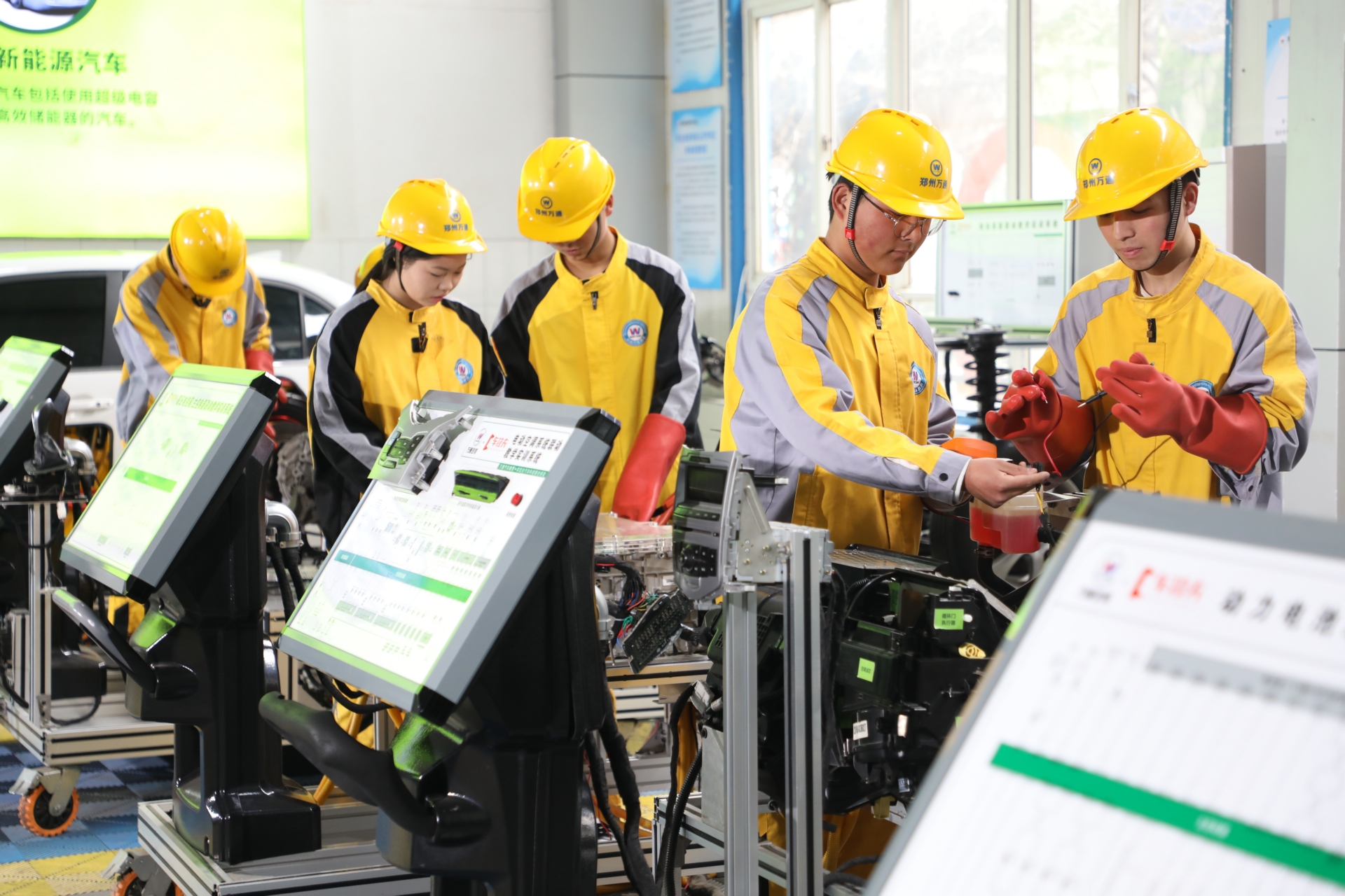 缩短就业适配周期_新能源汽车培训学校同步升学籍_新能源汽车