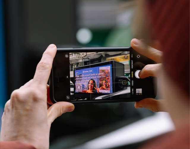 从迪拜自拍到苏丹废墟，一块伦敦广告撕开阿联酋的战争争议