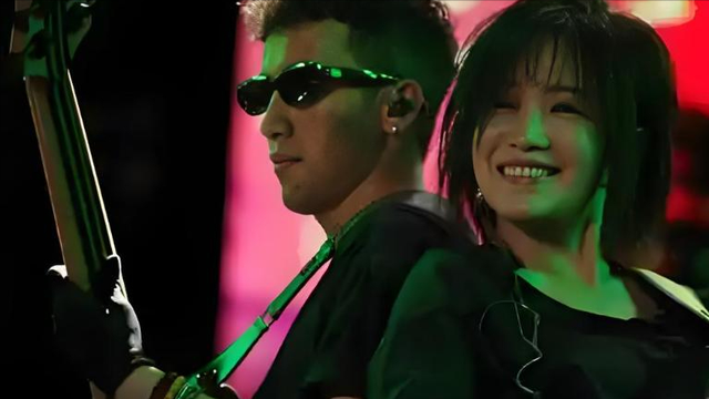 她连续5次上春晚，私下却和恩师同居怀孕被骗流产	，现在57岁单身