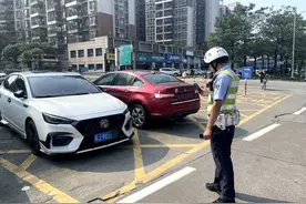 天津，半夜对违停车辆进行贴条，处理得越来越严了？图片