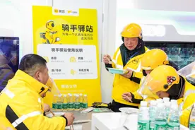 吃饺子、领礼包，美团全国多地骑手驿站送冬至节日关怀图片