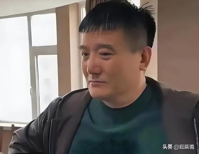 老艺术家何庆魁，被自己亲儿子捅刀：他嫖不动了，每月1万够花