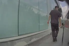 男子称自家车做保养期间遭特斯拉员工划车，门店：警方已介入图片