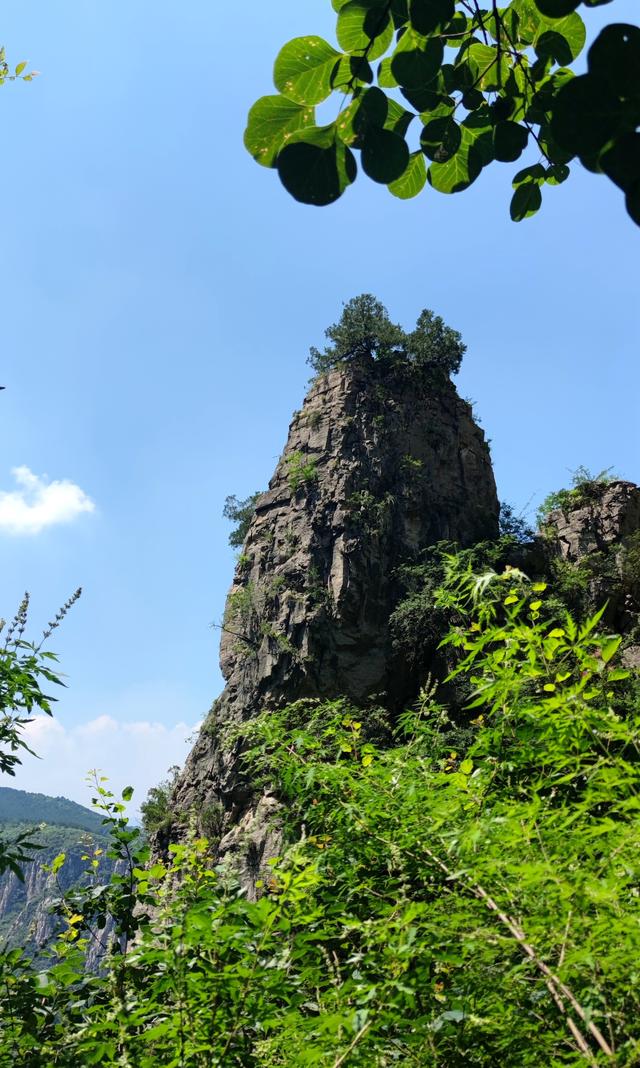 山西太行山中藏着一只天眼，当地人称老雕窝，驴友叫它天门洞