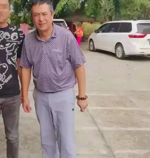 55 岁张嘉译海南现身，身形显苍老弯腰驼背，中年爆红更显不易