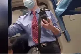 列车员反复强调：拉萨火车站不允许拍照！不能进入拉萨车站广场！图片