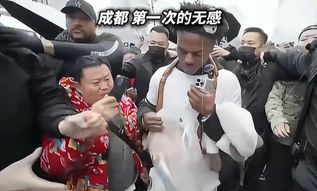 央视发文！五一假期刚结束，外国游客接连锐评中国，反应相当一致