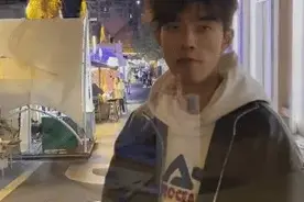 00后女孩摆摊卖画救母，9.9元一张，摄影博主良田为她拍照宣传图片