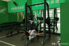 用脚举杠铃的厦门“奇人”图片