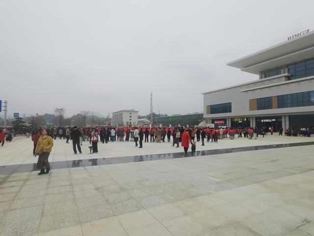 凭祥边陲高铁站的早晨