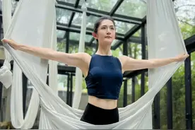 42岁谢娜练空中瑜伽，腰间没有一丝赘肉，真的好少女图片