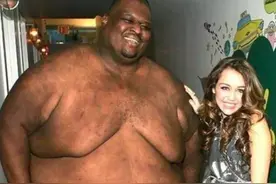 他是800斤“相扑之王”，身价千万，娶妻后一年离世，妻子无人娶图片