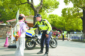 “五一”假期，他们一直在路上图片