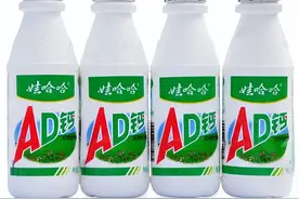 娃哈哈AD钙奶，到底是垃圾饮料还是良心产品？配料全是糖和添加剂图片