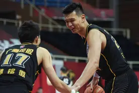 慢镜还原！许仲豪“放倒”广东4员大将，任骏飞伤得最重图片