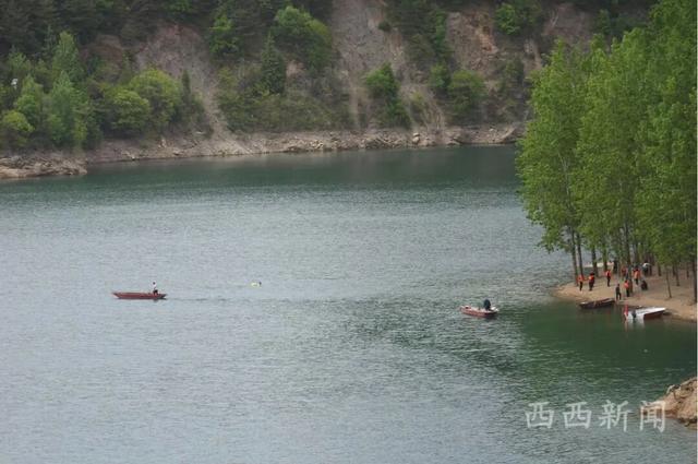 商洛二龙山水库成“网红”打卡地 游客违规游玩存隐患