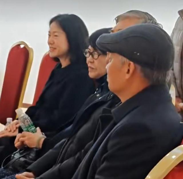 杨振宁去世不到2月,49岁翁帆首次携76岁妈妈亮相,一个细节惹争议