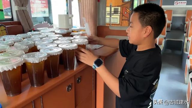 建水双层巴士暑期火爆 古城旅游再添新亮点