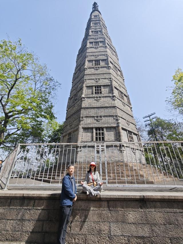 小长假外地游客涌向保俶塔和钱王祠，《太平年》引发的杭州文旅热还在持续