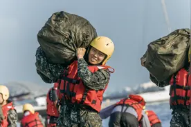 台军空降特种部队高调举行海上跳伞训练，实力究竟如何？图片