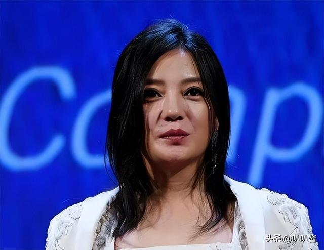 拔出萝卜带出泥！49岁赵薇近况被曝，原来圈内封杀只是冰山一角