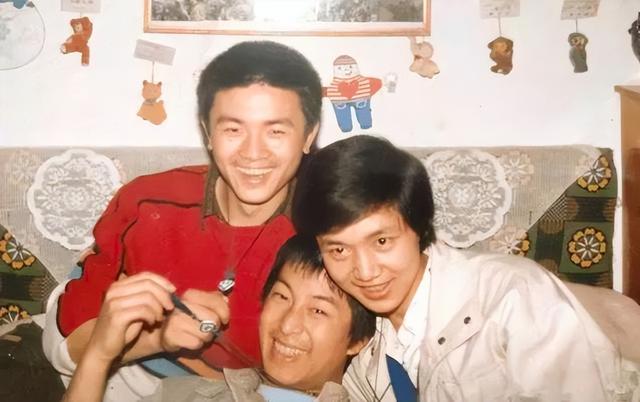 钱再多有什么用！55岁张嘉译现状曝光！病情严重到连走路都站不直