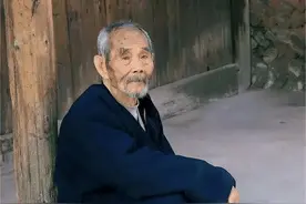 55岁公公带儿媳跑大货车，坦言只有懦弱的人，才会被生活打败图片