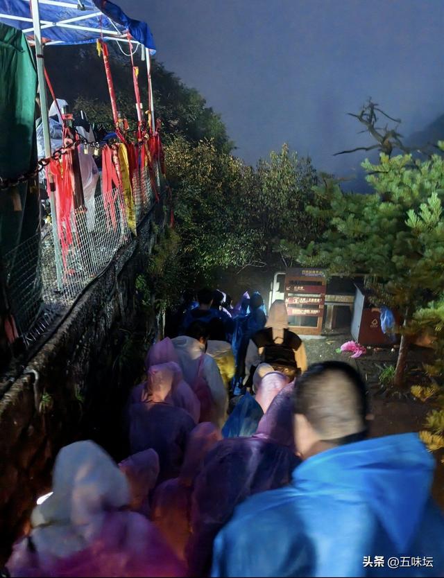 华山景区因强降雨临时关闭徒步线路，部分游客前夜滞留索道数小时