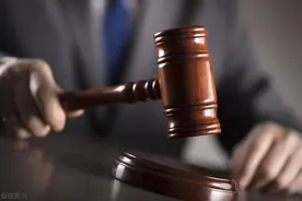 男子醉酒后凌晨翻墙进入一女子家睡其床上，10分钟后被女子发现报警 被判拘役！图片