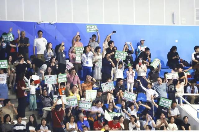 全红婵时隔五月重返赛场，出战女子团体双人10米台，第一跳结束后排名第一，看台上都是为她加油的海报