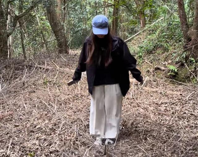 女子徒步误将蛇窝当“野生蹦床”？网友认为是过山峰！你觉得呢？
