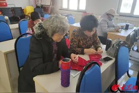 【新时代文明实践】“我们的中国梦 文化进万家” 市北区合肥路街道丽景苑社区开展非遗琉璃手串文化体验活动图片