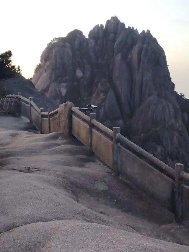 漫步黄山松掩山丛树杪，云隐仙踪徒步蹬道千阶