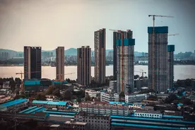 2025年以后，楼龄超过25年的房子，统一这样处理！图片