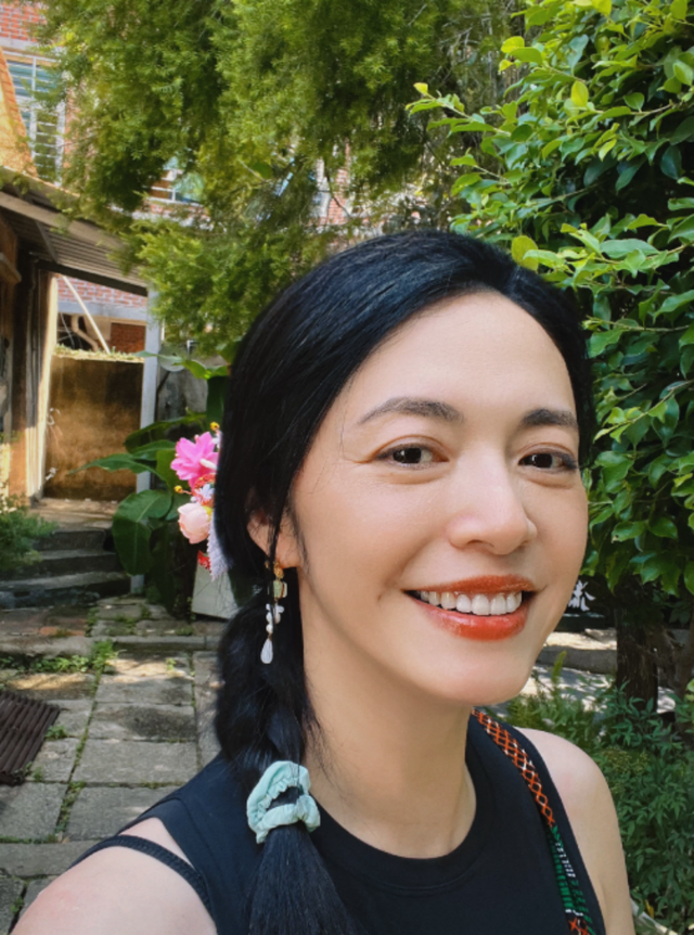 姚晨12岁儿子南疆徒步，牙齿参差不齐长相一般，个头很高大脚抢镜