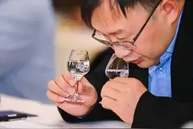 酒厂30年老工人忠告：不管多爱喝酒，这2种酒别喝，看看家里有没图片