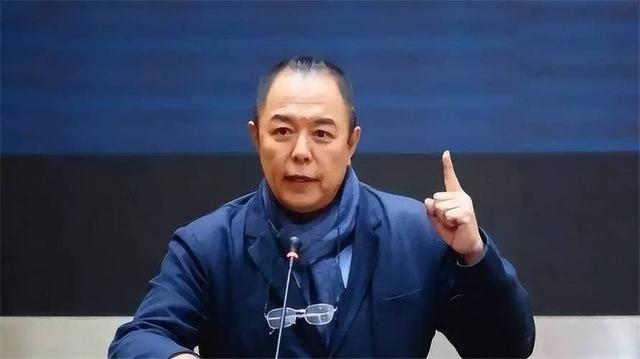 善恶到头终有报！68岁瘫坐在轮椅上的张铁林，已然活成了笑话