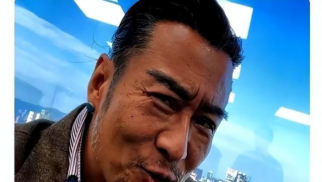 61岁港星内地工地开挖机。已被封杀多年，母亲仍住养老院8人间