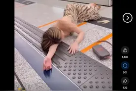 劲爆！两女生港铁不雅照疯传，网友开喷！图片