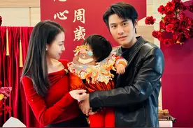 网红大杨哥夫妻为女儿庆周岁！穿千元日本品牌，四瓶茅台是亮点图片