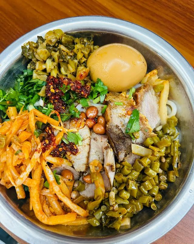 苏林乘高铁到广西，全程2400多公里速度快。经桂林柳州南宁景色美