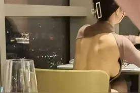 明星走秀侧露半球透视装，是真时尚还是擦边球吸引人？图片