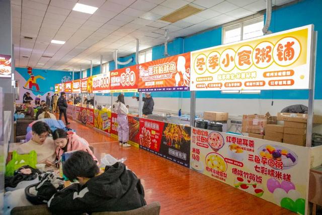 神农架滑雪季重磅升级：企鹅伴滑、萌宠撒野，解锁南国雪乡新玩法