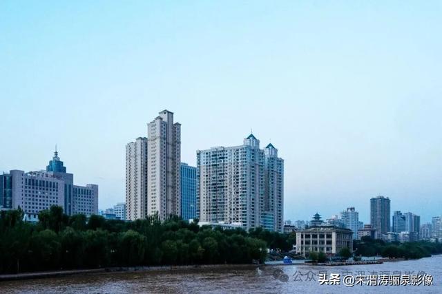 甘肃兰州：兰州两日游之兰州黄河铁桥中山桥夜景醉人 大气磅礴