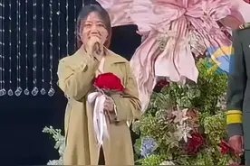 闺蜜变嫂子 女生在闺蜜婚礼上笑个不停 魔性笑声感染全场图片