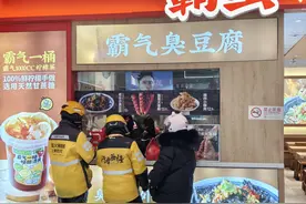 新春走基层 | “即时配送”服务到家 新春“便民市场”不停歇图片
