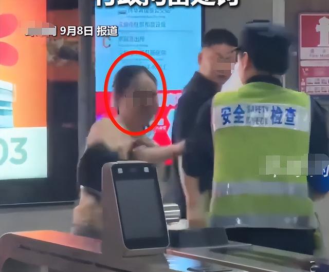女子地铁追打安检员后，恶心一幕出现，女安检好心劝阻遭质疑