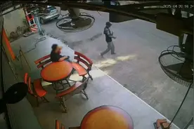 中国游客在泰国街头突遭木棍砸头，悬赏征集袭击者线索！画面曝光——图片