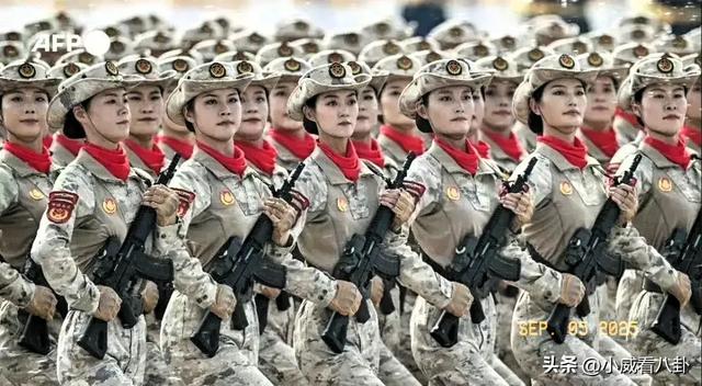 车站遇见参加完九三阅兵的女民兵，脱下迷彩服换上便装，个高时尚