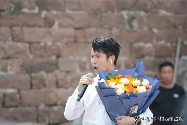 网红沧海一舟河南平顶山市郏县堂街镇临沣寨景区广场直播唱歌随拍